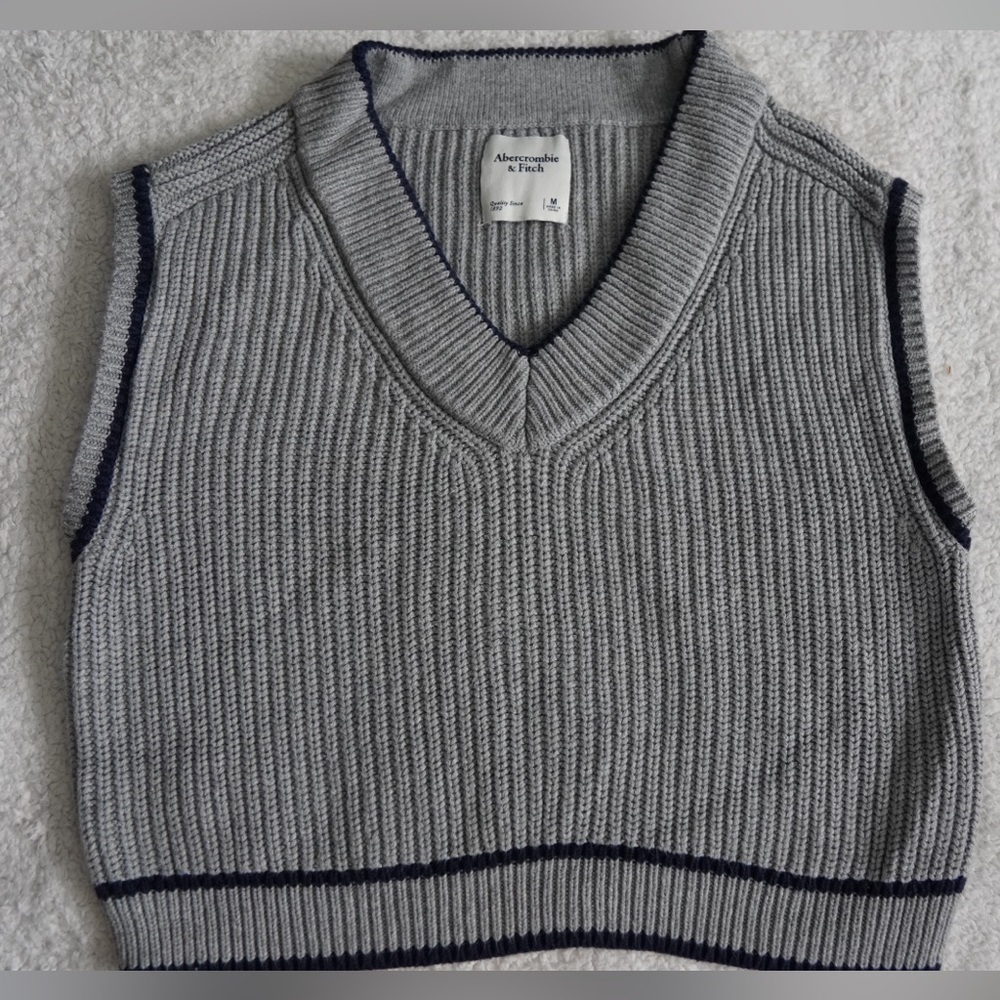 Abercrombie & Fitch V-Neck Sweater Vest in Gray